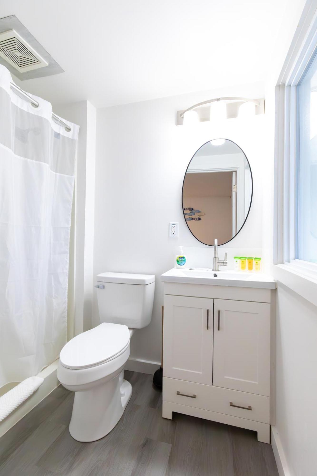 Anchor Bay Inn And Suites Sandusky Bagian luar foto