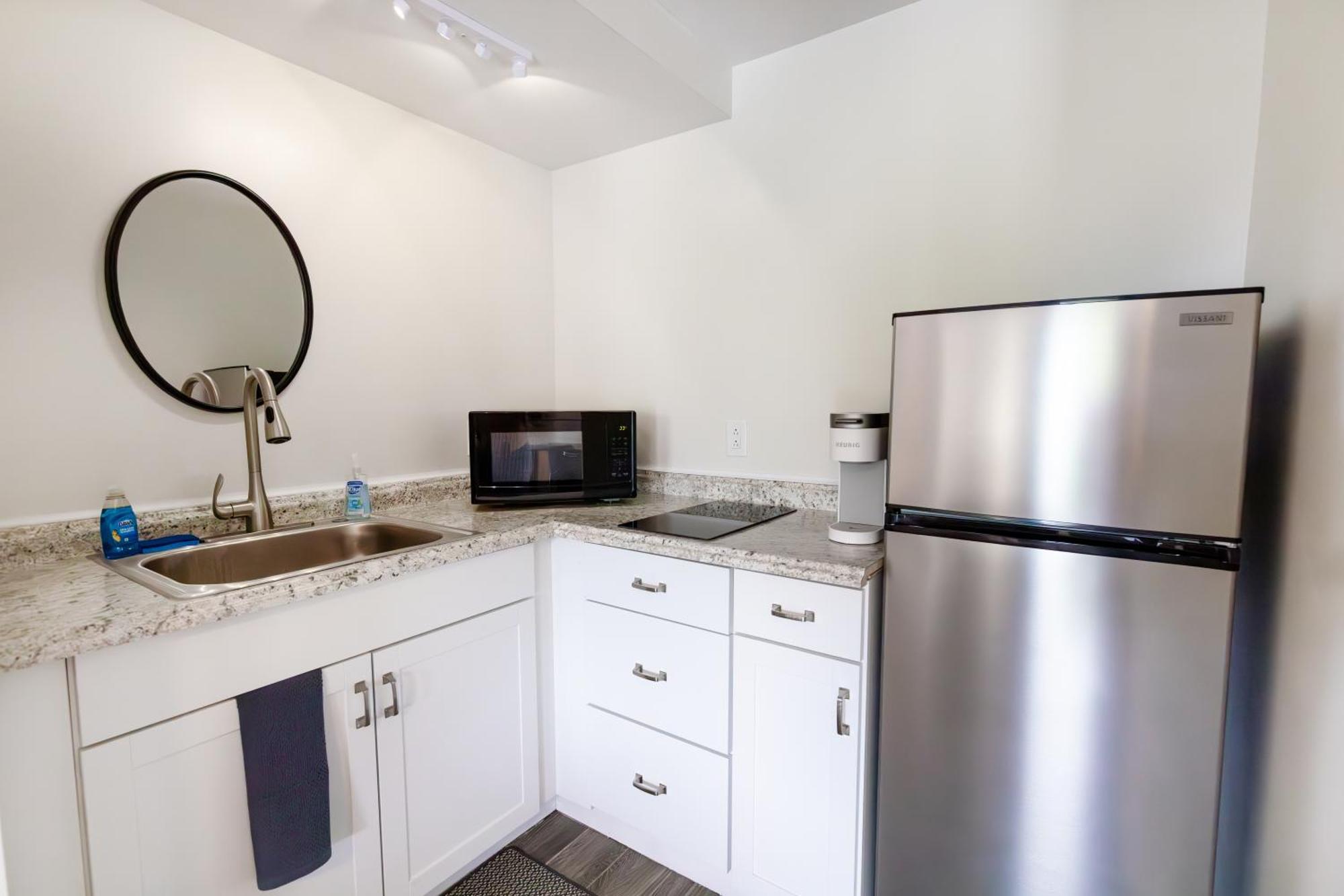 Anchor Bay Inn And Suites Sandusky Bagian luar foto