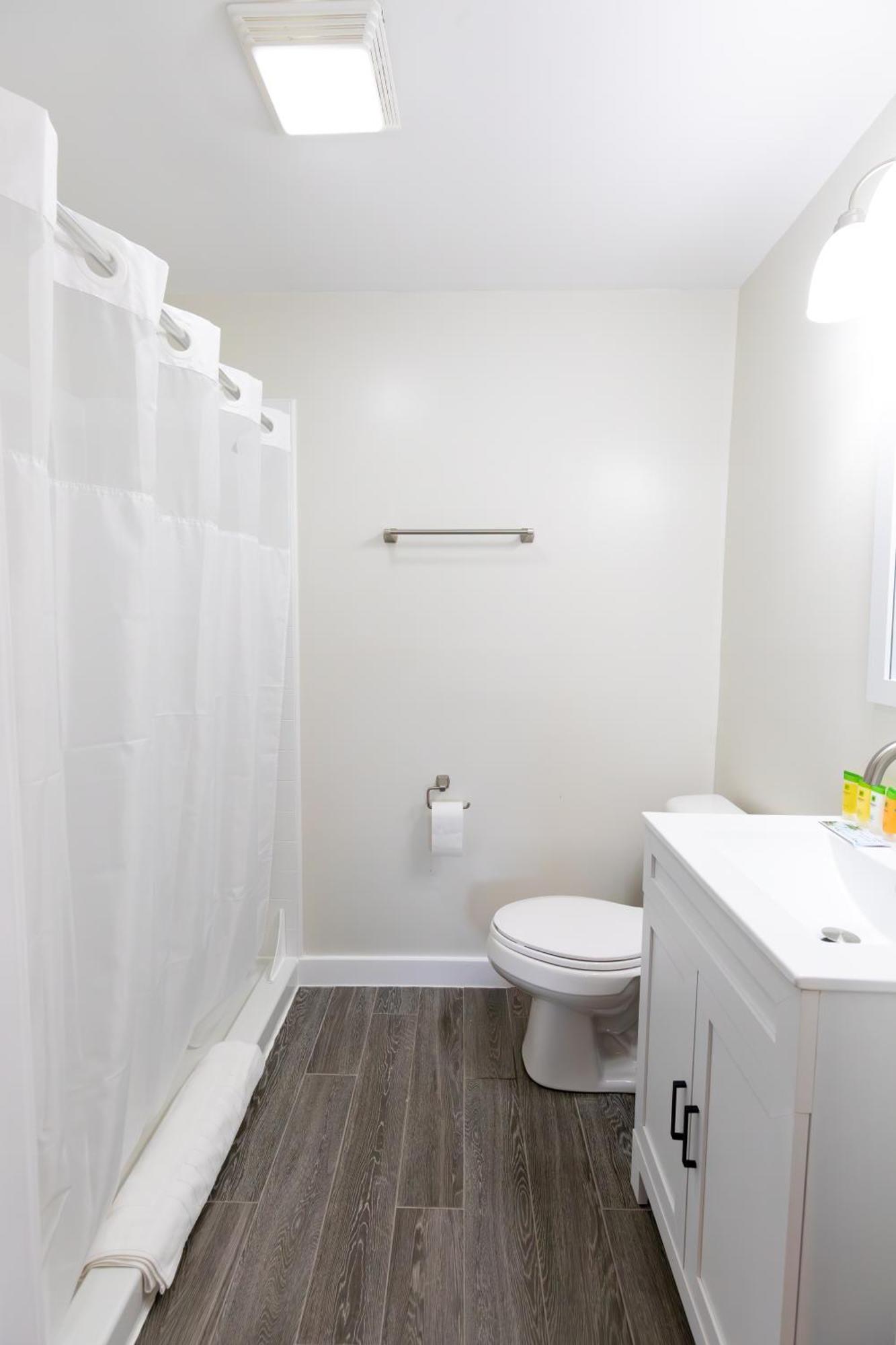 Anchor Bay Inn And Suites Sandusky Bagian luar foto