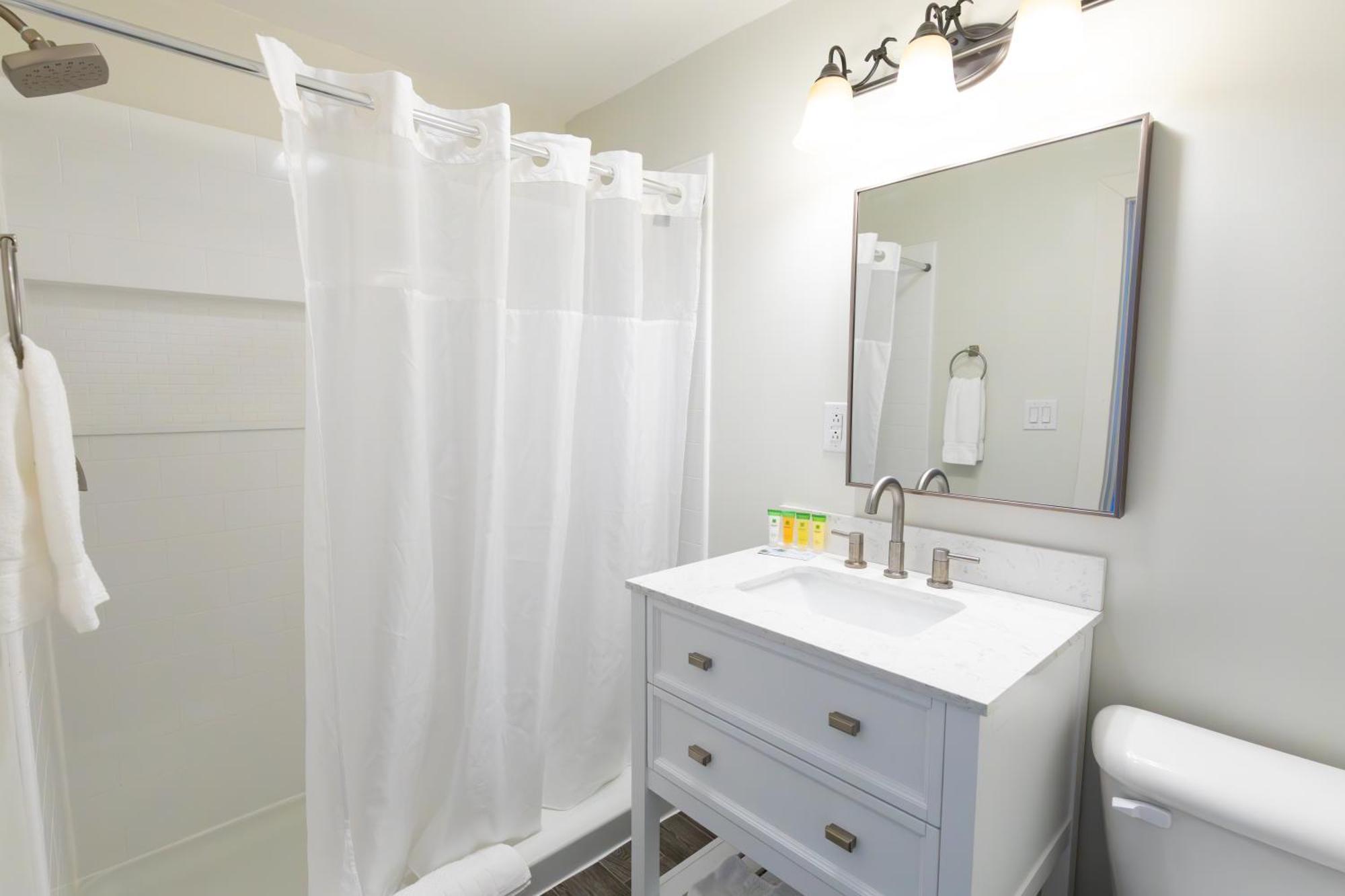 Anchor Bay Inn And Suites Sandusky Bagian luar foto